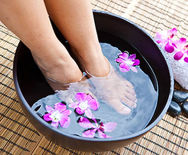 RELAXING FOOT SOAKS